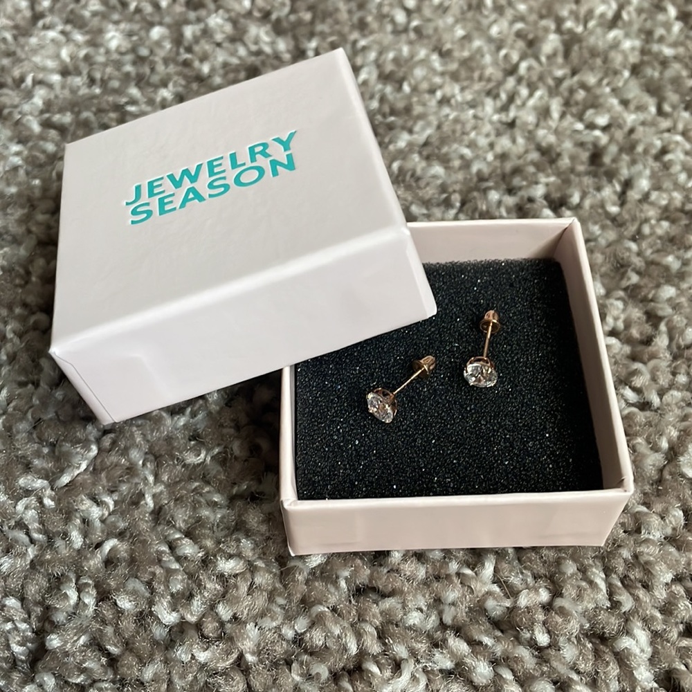 Jewelry Season 14K Rose Gold Clear CZ Round Basket Stud Earrings with Screw Back - Picture 3 of 3